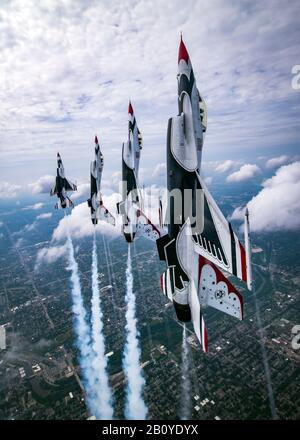 Il Thunderbirds Si Esibir Al Milwaukee Air & Water Show Di Milwaukee, Wisconsin, 24 Luglio 2019. I Thunderbirds sono la squadra di dimostrazione di Air Force, incaricata di rappresentare i 685.000 Airmen che servono in tutto il mondo. (STATI UNITI Foto Air Force di Tech. Sgt. Ned T. Johnston) Foto Stock