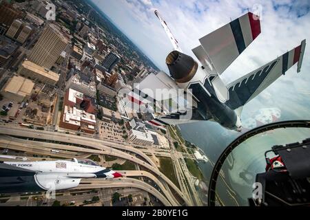Il Thunderbirds Si Esibir Al Milwaukee Air & Water Show Di Milwaukee, Wisconsin, 24 Luglio 2019. I Thunderbirds sono la squadra di dimostrazione di Air Force, incaricata di rappresentare i 685.000 Airmen che servono in tutto il mondo. (STATI UNITI Foto Air Force di Tech. Sgt. Ned T. Johnston) Foto Stock