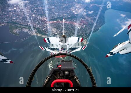 Il Thunderbirds Si Esibir Al Milwaukee Air & Water Show Di Milwaukee, Wisconsin, 24 Luglio 2019. I Thunderbirds sono la squadra di dimostrazione di Air Force, incaricata di rappresentare i 685.000 Airmen che servono in tutto il mondo. (STATI UNITI Foto Air Force di Tech. Sgt. Ned T. Johnston) Foto Stock