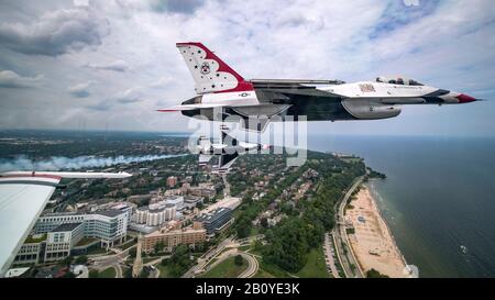 Il Thunderbirds Si Esibir Al Milwaukee Air & Water Show Di Milwaukee, Wisconsin, 24 Luglio 2019. I Thunderbirds sono la squadra di dimostrazione di Air Force, incaricata di rappresentare i 685.000 Airmen che servono in tutto il mondo. (STATI UNITI Foto Air Force di Tech. Sgt. Ned T. Johnston) Foto Stock