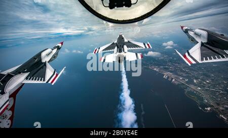 Il Thunderbirds Si Esibir Al Milwaukee Air & Water Show Di Milwaukee, Wisconsin, 24 Luglio 2019. I Thunderbirds sono la squadra di dimostrazione di Air Force, incaricata di rappresentare i 685.000 Airmen che servono in tutto il mondo. (STATI UNITI Foto Air Force di Tech. Sgt. Ned T. Johnston) Foto Stock