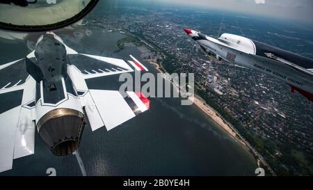 Il Thunderbirds Si Esibir Al Milwaukee Air & Water Show Di Milwaukee, Wisconsin, 24 Luglio 2019. I Thunderbirds sono la squadra di dimostrazione di Air Force, incaricata di rappresentare i 685.000 Airmen che servono in tutto il mondo. (STATI UNITI Foto Air Force di Tech. Sgt. Ned T. Johnston) Foto Stock