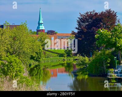 Chiesa di San Martini et Nicolai a Steinkirchen con il fiume Lühe, Altes Land, quartiere di Stade, Bassa Sassonia, Germania, Foto Stock