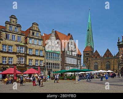 Fila di case sul mercato con la Chiesa Di Nostra Signora nella città anseatica di Brema, Brema, Germania, Foto Stock