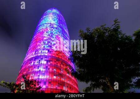 Torre Agbar in serata, Torre di uffici illuminata, Trendviertel 22 @, Area di Poblenou, quartiere di Sant Martí, Barcellona, Spagna, Foto Stock