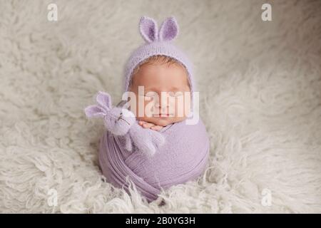 Bellissimo bambino neonato in costume festeggia il Natale sotto albero di  Natale. Bambina indossa un uncinetto Santa hat celebrare inverno vacanze di  Capodanno Foto stock - Alamy