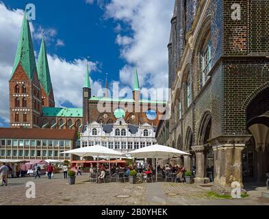 Marienkirche e municipio presso il mercato, Città anseatica di Lubecca, Schleswig-Holstein, Germania, Foto Stock