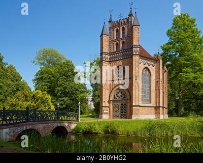 Chiesa cattolica nel parco del castello Ludwigslust, distretto Ludwigslust-Parchim, Meclemburgo-Pomerania anteriore, Germania, Foto Stock