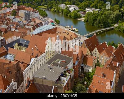 Vista panoramica sulle case del centro storico sul fiume Tave, Città anseatica di Lübeck, Schleswig-Holstein, Germania, Foto Stock