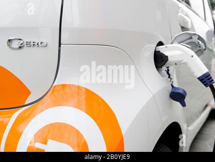 Prima vettura prodotta in serie, esclusivamente elettrica in Germania, Citroen C-ZERO AIRDREAM presso una stazione di carica, processo di carica, elettromobilità, e-car, Germania, Foto Stock