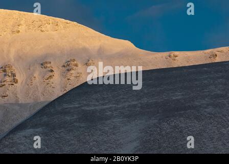 Massiccio di Adventdalen e al tramonto, Spitsbergen, Norvegia, Foto Stock