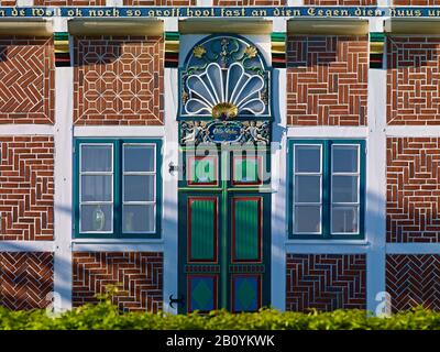 Porta di un'azienda agricola di Altländer a Neuenfelde, Altes Land, città anseatica di Amburgo, Germania, Foto Stock