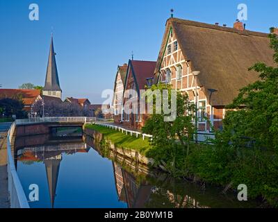 Chiesa di San Nicola a Borstel con flotta, parte di Jork, Altes Land, Landkreis Stade, Bassa Sassonia Germania, Foto Stock