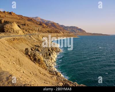 Strada costiera sul Mar Morto ad Ain Zarqa, provincia di Madaba, Giordania, Medio Oriente, Foto Stock