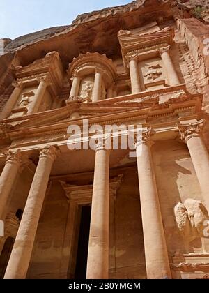 Il Tesoro o il Khazne nella città rocciosa di Petra, Giordania, Medio Oriente, Foto Stock
