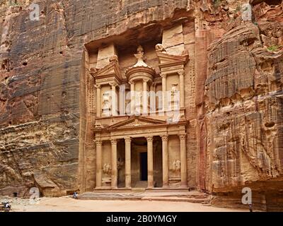 Il Tesoro o il Khazne nella città rocciosa di Petra, Giordania, Medio Oriente, Foto Stock