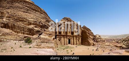 Tomba di roccia ad-Deir o monastero nella città rocciosa di Petra, Giordania, Medio Oriente, Foto Stock
