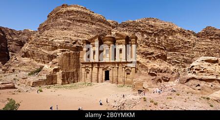 Tomba di roccia ad-Deir o monastero nella città rocciosa di Petra, Giordania, Medio Oriente, Foto Stock