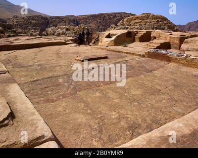 Alte città di sacrificio con altare nella città rocciosa di Petra, Giordania, Medio Oriente, Foto Stock