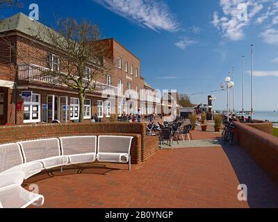 Passeggiata sulla spiaggia sud di Wilhelmshaven, Jadebusen, Bassa Sassonia, Germania, Foto Stock