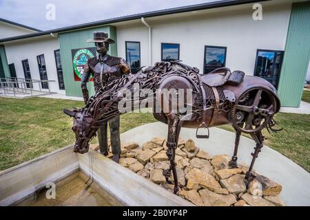 Scultura di un uomo d'inventario e del suo cavallo a Richmond, Queensland occidentale, Australia Foto Stock