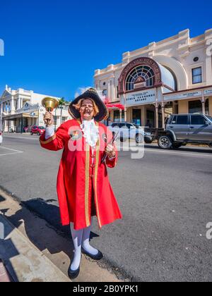 Australia, Queensland settentrionale, la città che grida Charters Towers sullo sfondo di edifici storici in Mosman Street Foto Stock