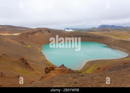 Viti cratere con acqua verde lago all'interno. Krafla Viti cratere, Islanda Foto Stock