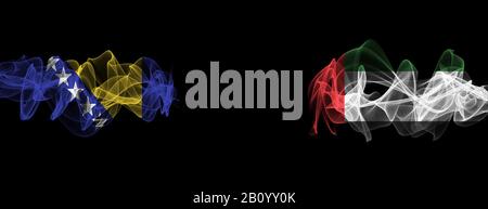 Bandiere di Bosnia ed Erzegovina ed Emirati Arabi Uniti su sfondo nero, Bosnia ed Erzegovina vs Emirati Arabi Uniti bandiere di fumo Foto Stock