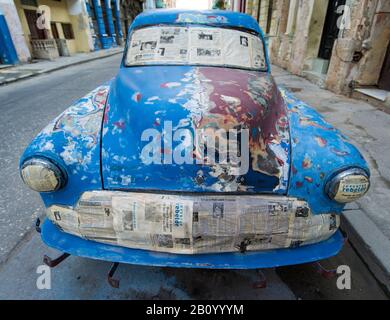 Auto d'epoca preparata per la pittura su strada, Havana, Cuba Foto Stock