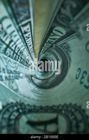 Una fattura del dollaro rotolò in su in un tubo Foto Stock