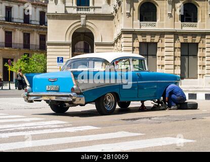 Pneumatico piatto con una Chevrolet Bel Air sul lungomare del porto, l'Avana, Cuba Foto Stock