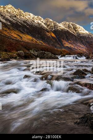 Aonach Eagach Ridge e il fiume Coe, Glen Coe, Scozia Foto Stock