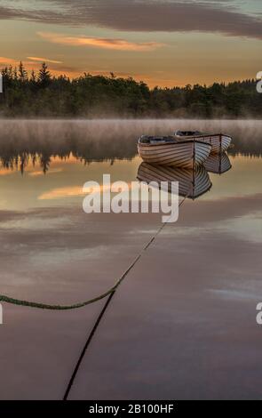 Due barche a Loch Rusky, Aberfoyle, Scozia Foto Stock