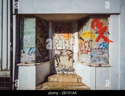 Graffiti su una porta di fronte barred, Brighton, Inghilterra Foto Stock