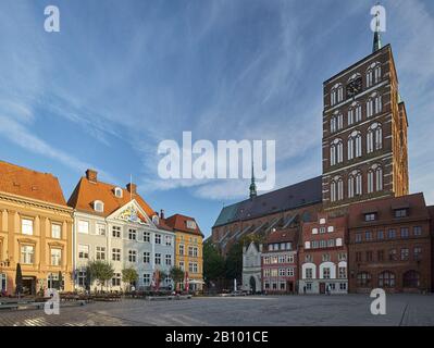 Chiesa Di San Nicola Sul Vecchio Mercato A Stralsund, Mecklenburg-Pomerania Occidentale, Germania Foto Stock