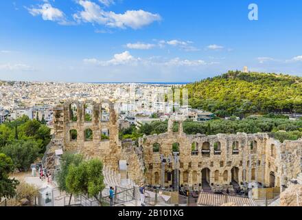 Guardando oltre l' Odeon di Erode Attico, a sud verso il Mare Egeo su Atene, Grecia Foto Stock