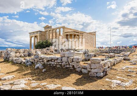 Il Portico delle Cariatidi e Erechtheion dietro le rovine in pietra del vecchio tempio di Athena, Acropoli di Atene, Grecia Foto Stock