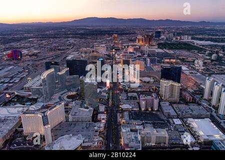 Antenna da elicottero al tramonto, Las Vegas, Nevada, STATI UNITI D'AMERICA Foto Stock