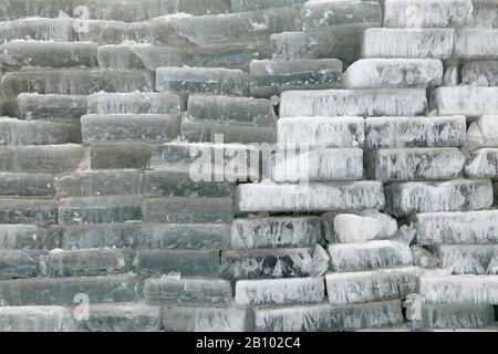 Molti cubetti di ghiaccio impilati, da vicino Foto Stock