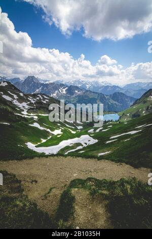 Seealpsee a Nebelhorn in primavera, Nebelhorn, Zeigersattel, Allgaeu, Baviera, Germania Foto Stock
