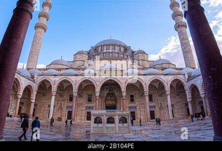 Cortile della Moschea Suleymaniye a Istanbul durante la calda Mattina estiva Foto Stock