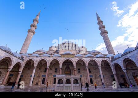 Cortile della Moschea Suleymaniye a Istanbul durante la calda Mattina estiva Foto Stock