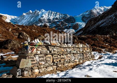 Mani Mauer e Langtang Lirung nella Langtang Valley, Nepal Foto Stock