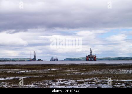 Piattaforme per il petrolio e il gas nel Cromarty Firth nelle Highlands scozzesi della Scozia, nel Regno Unito Foto Stock