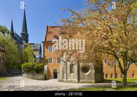 Monastero e cappella abbaziale con ingresso alla Casa regnante da est, monastero di Pfortta a Schulpforte, parte del quartiere di Naumburg di Bad Kösen, Sassonia-Anhalt, Germania Foto Stock