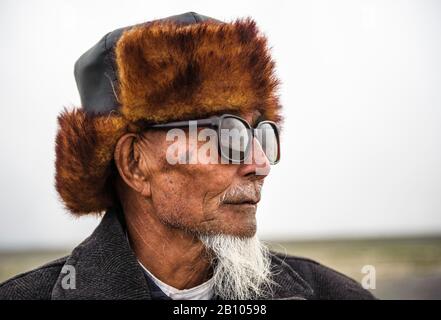 Uomini mongoli in Cina della minoranza etnica Meng, Xinjiang. Cina Foto Stock