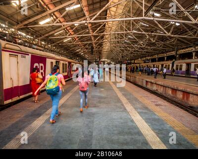 Mumbai, India - 18 dicembre 2019 : Mumbai Suburban Railway, uno dei più trafficati sistemi ferroviari per pendolari del mondo che ha il più grave sovraffollamento Foto Stock