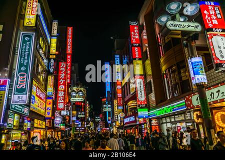 Splendido scenario notturno, pieno di cartelli colorati a Tokyo, Giappone. Foto Stock