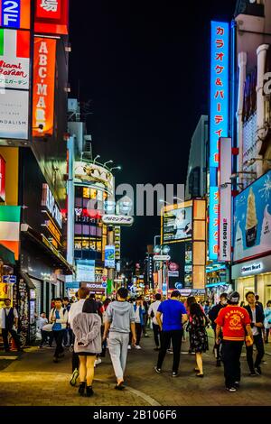 Splendido scenario notturno, pieno di cartelli colorati a Tokyo, Giappone. Foto Stock