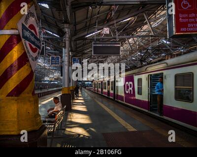 Mumbai, India - 18 dicembre 2019 : Nome della stazione CST scritto in lingua regionale marathi alla stazione CST, una delle stazioni ferroviarie più buussiest per il lavoro Foto Stock